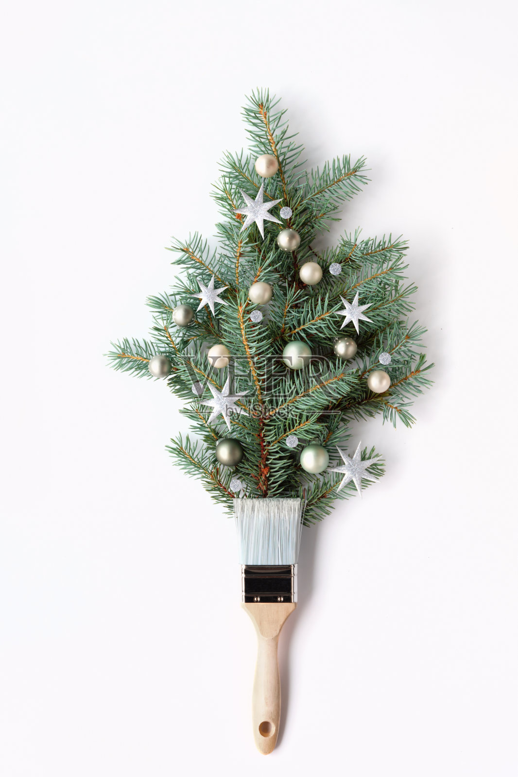 创意圣诞或新年平躺。用银色金属饰面的圣诞球和星星装饰的圣诞小树枝刷漆。创造性的平躺在ff白色背景照片摄影图片