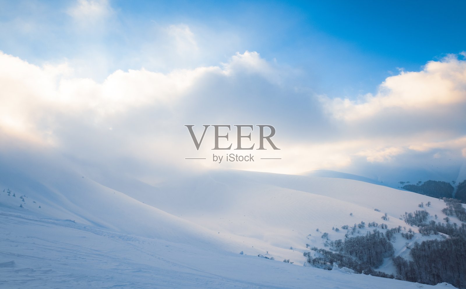 在阳光明媚的冬天，滑雪坡的美丽景色照片摄影图片