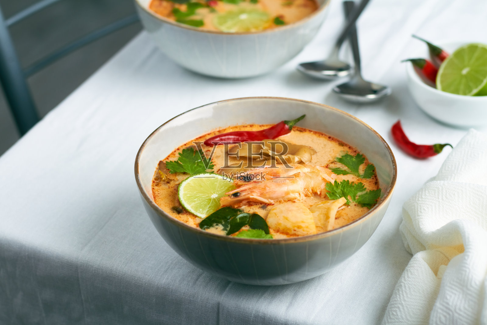 冬阴功汤传统的泰国汤对虾虾鱿鱼照片摄影图片