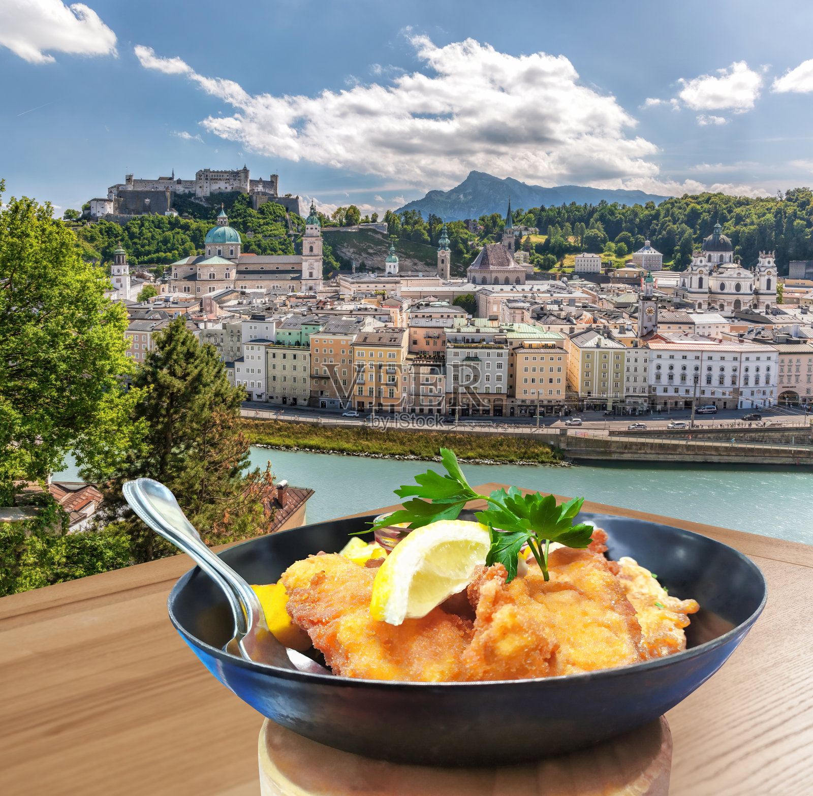 传统的奥地利美食(炸肉排)与萨尔茨堡城堡在奥地利照片摄影图片