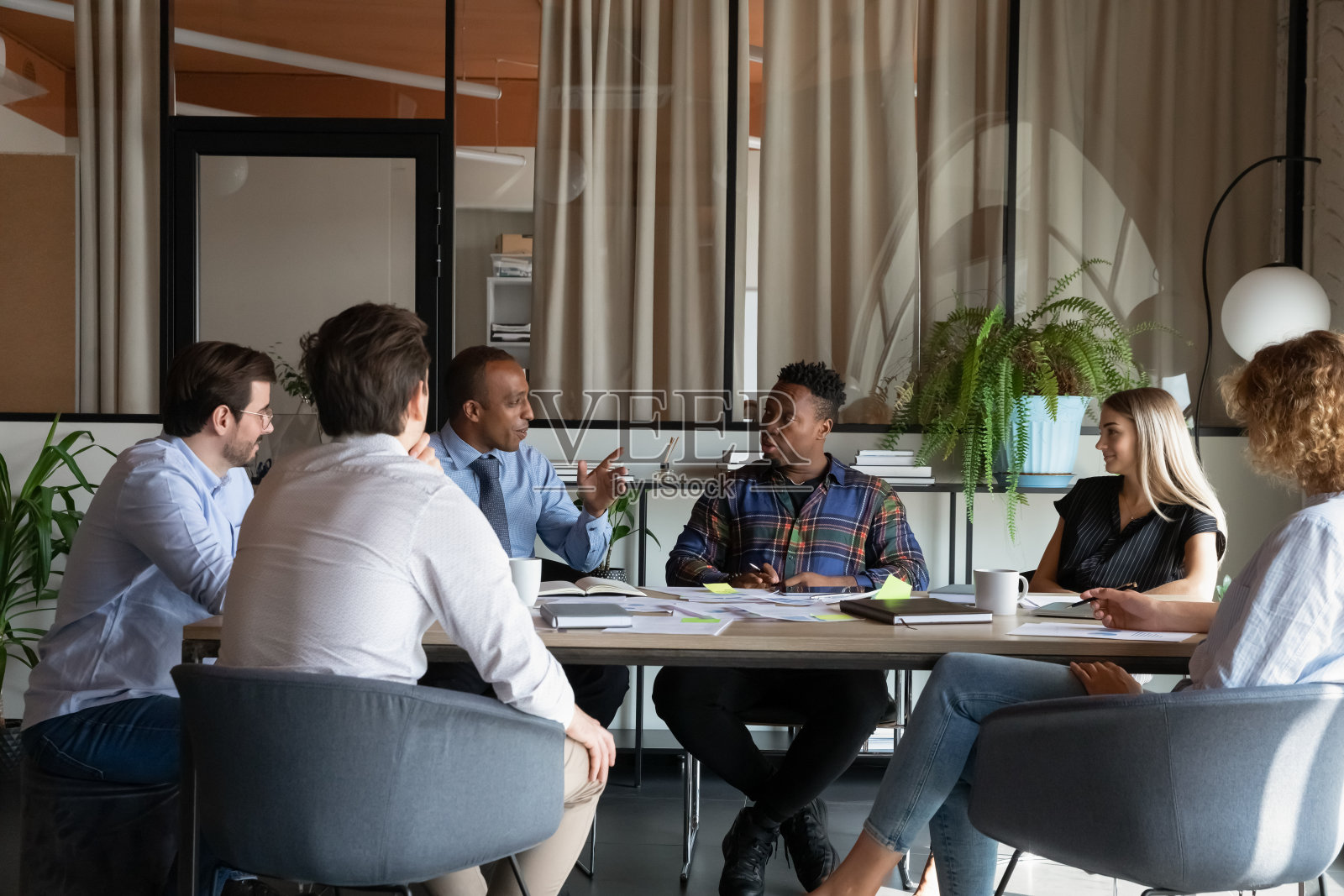 不同类型的员工在公司会议上聆听非裔美国人导师的演讲照片摄影图片