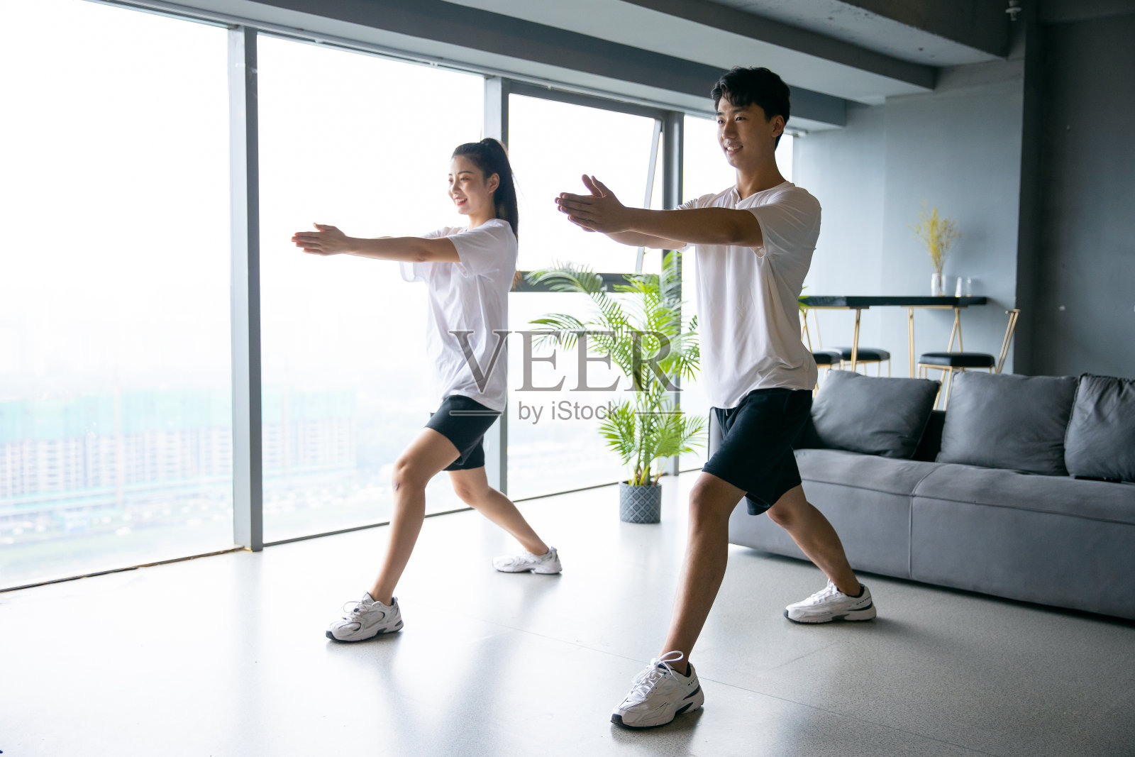 年轻的亚洲夫妇一起锻炼照片摄影图片