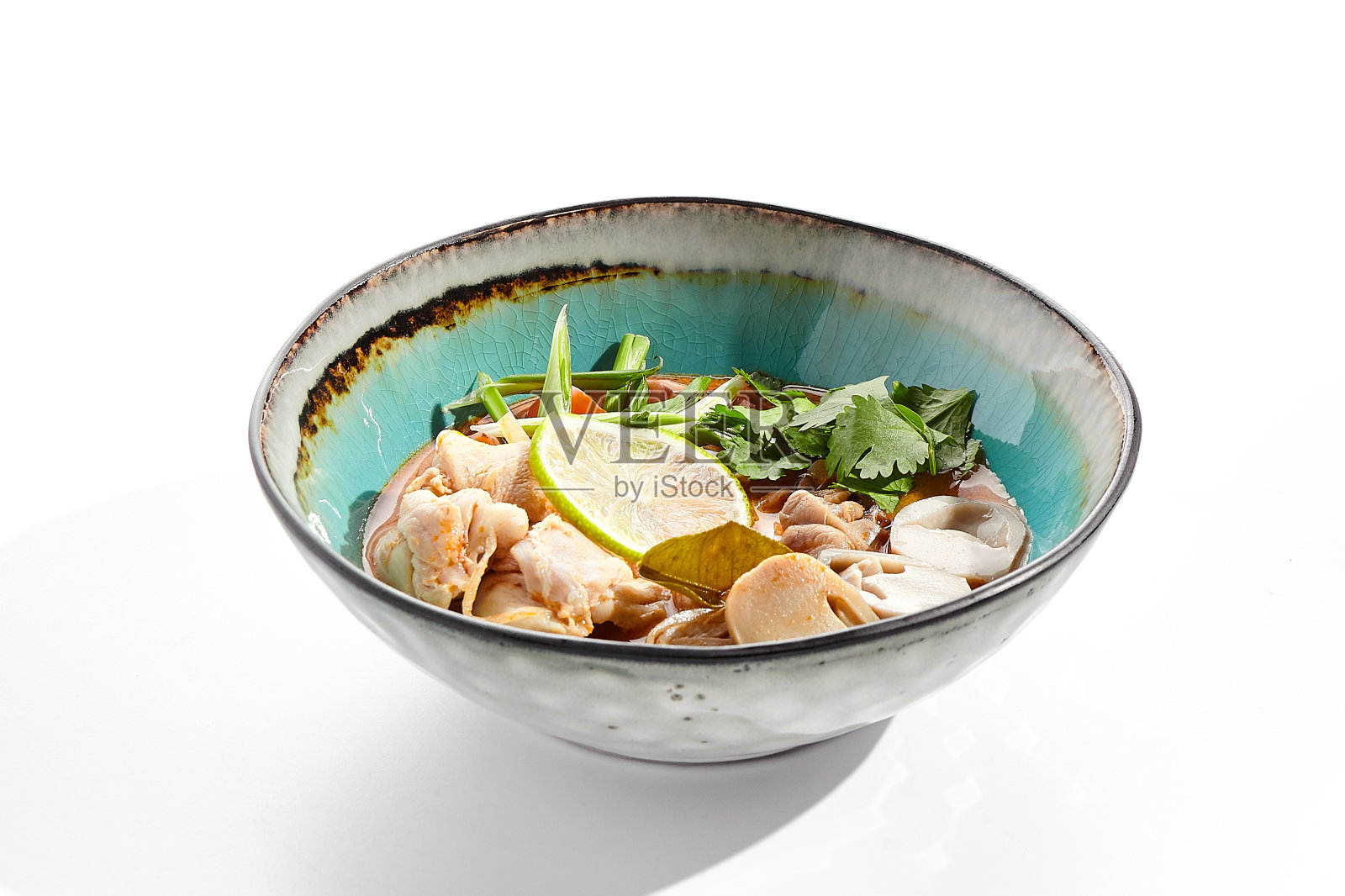 汤阴或山药——泰国酸辣鸡汤。泰国传统鸡肉蔬菜汤。汤姆yum在白色背景上。单独的汤盘在白色背景上。照片摄影图片