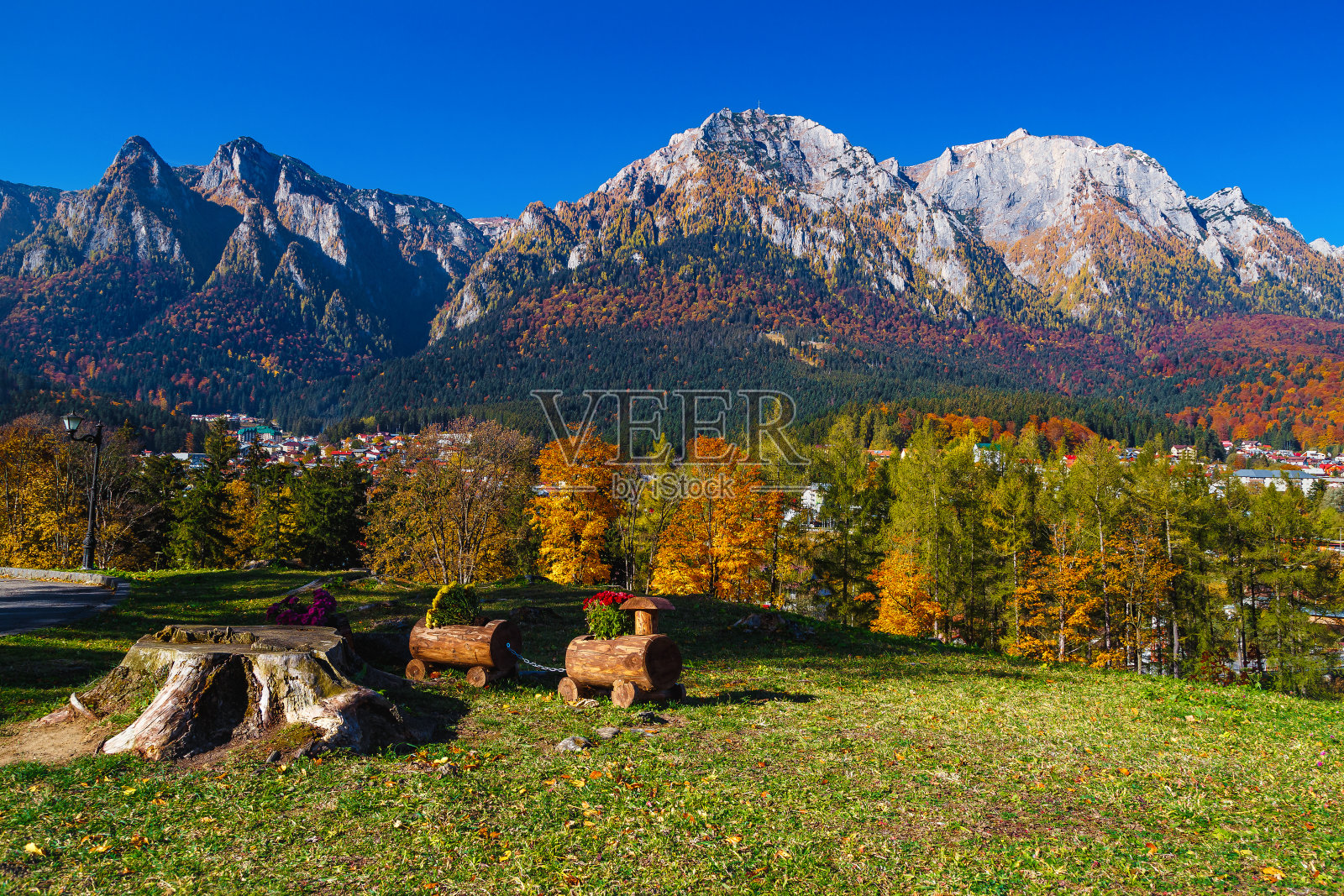 罗马尼亚喀尔巴阡山脉的秋季景观和布吉山脉的普拉霍瓦山谷照片摄影图片