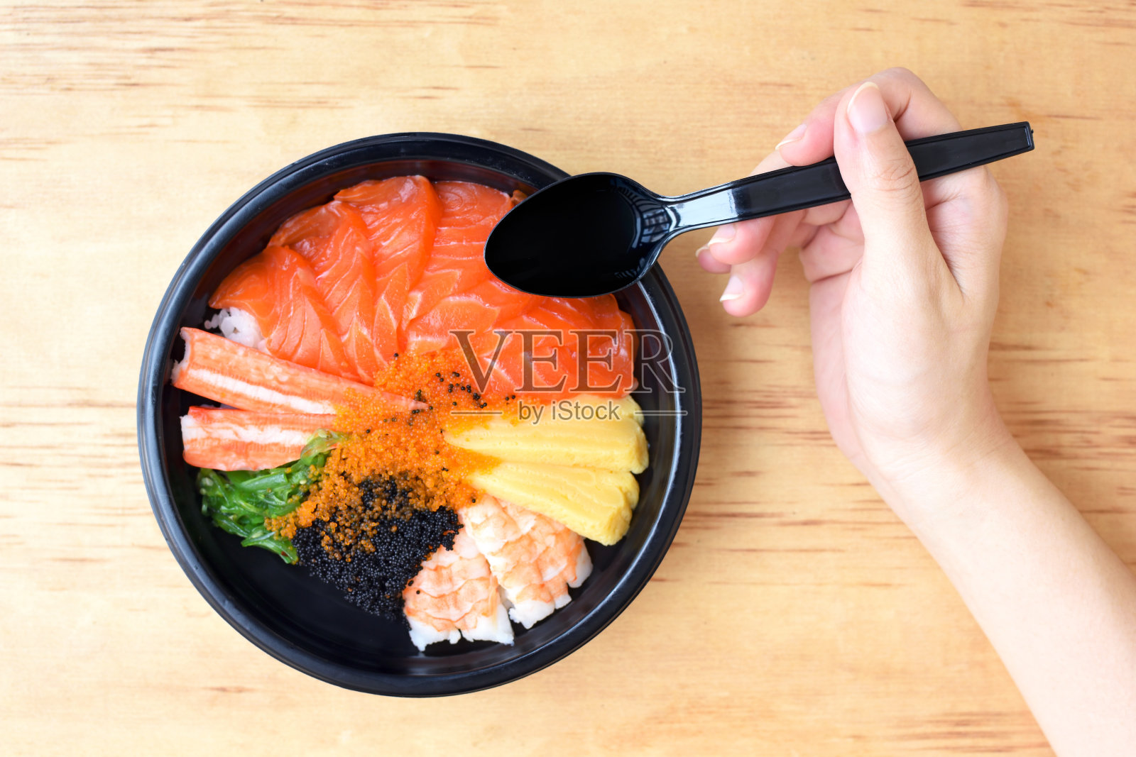木制背景上的三文鱼和Tobiko日本米饭可以吃了照片摄影图片