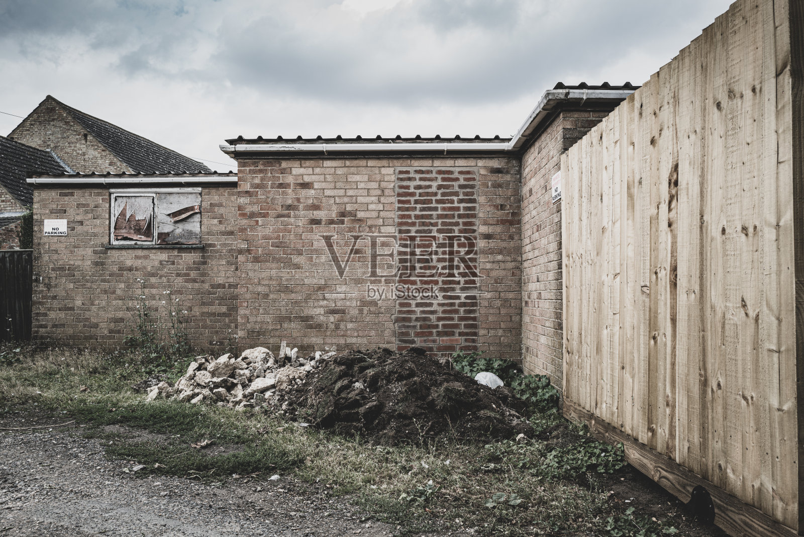 车库锁在一个糟糕的状态修理，看到在一个英国住宅小区。照片摄影图片