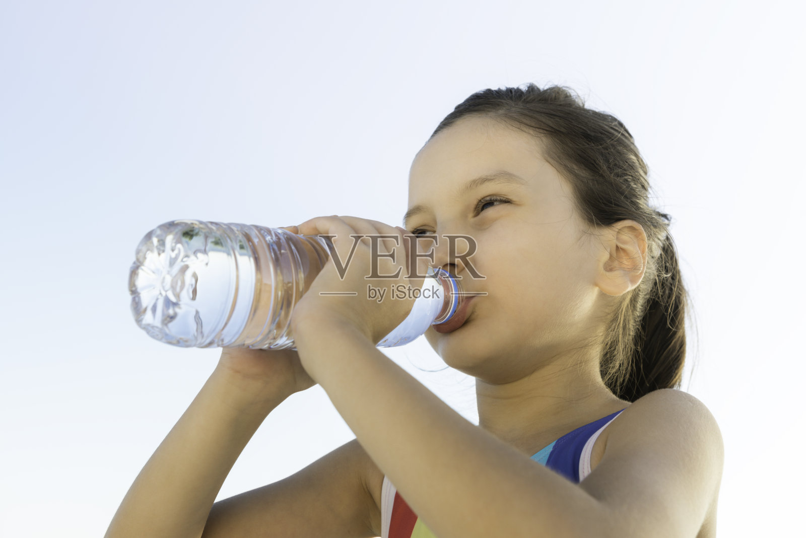 女孩的饮用水照片摄影图片