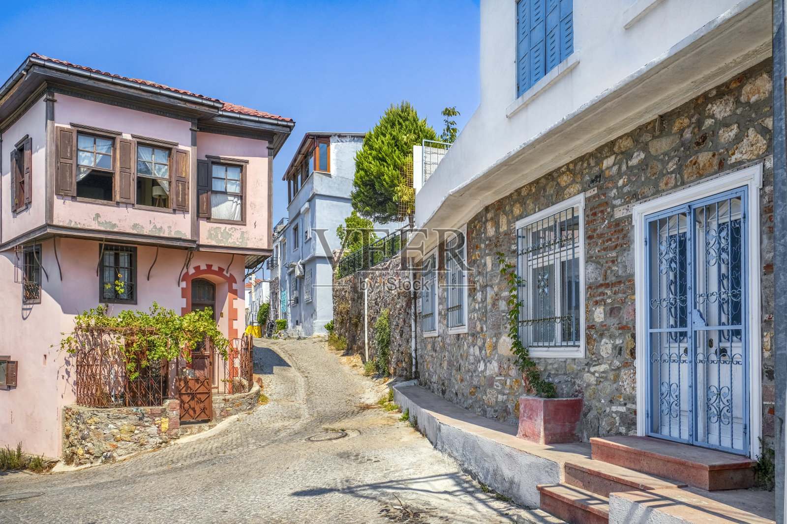 土耳其阿伊瓦利克五彩缤纷的狭窄街道和房屋照片摄影图片