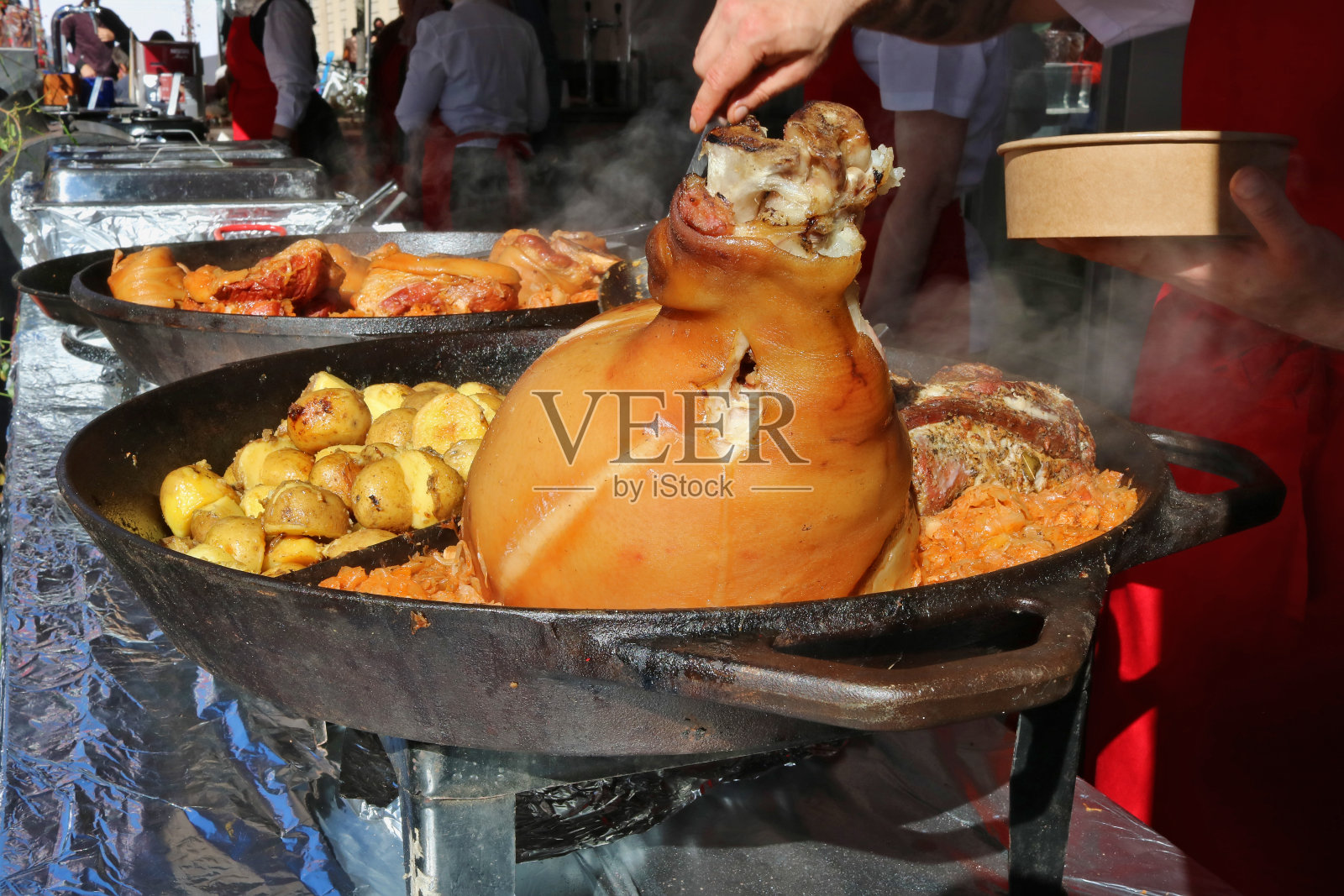 街头小吃——红烧猪肘配土豆和卷心菜照片摄影图片