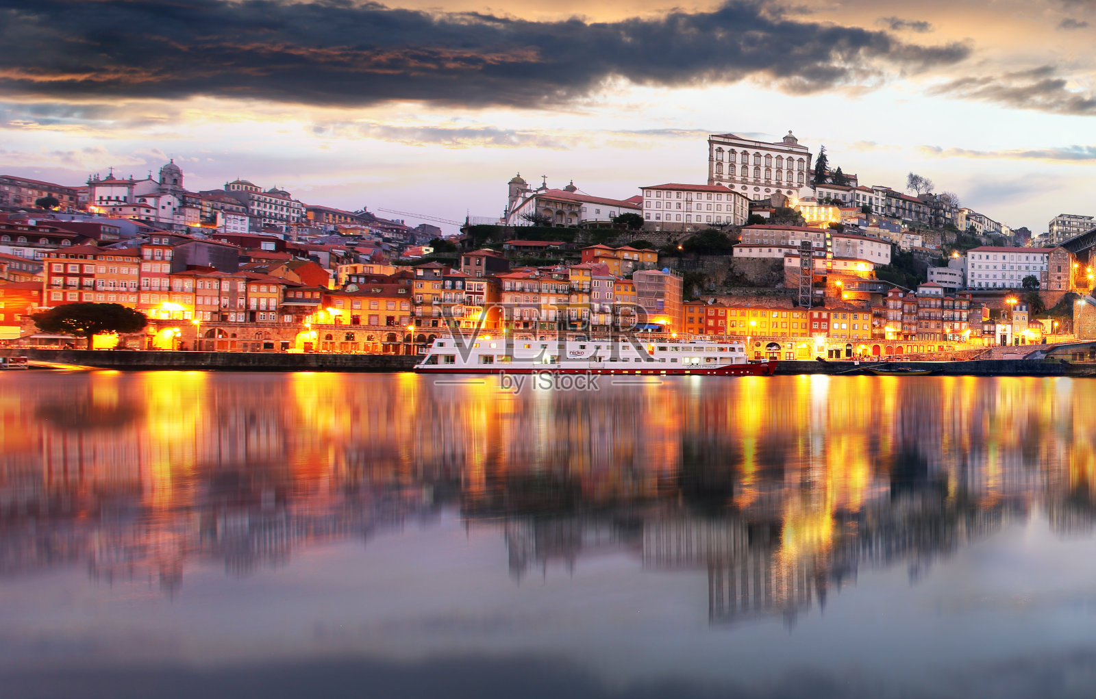 黄昏时分的波尔图，倒影在杜罗河中。葡萄牙照片摄影图片