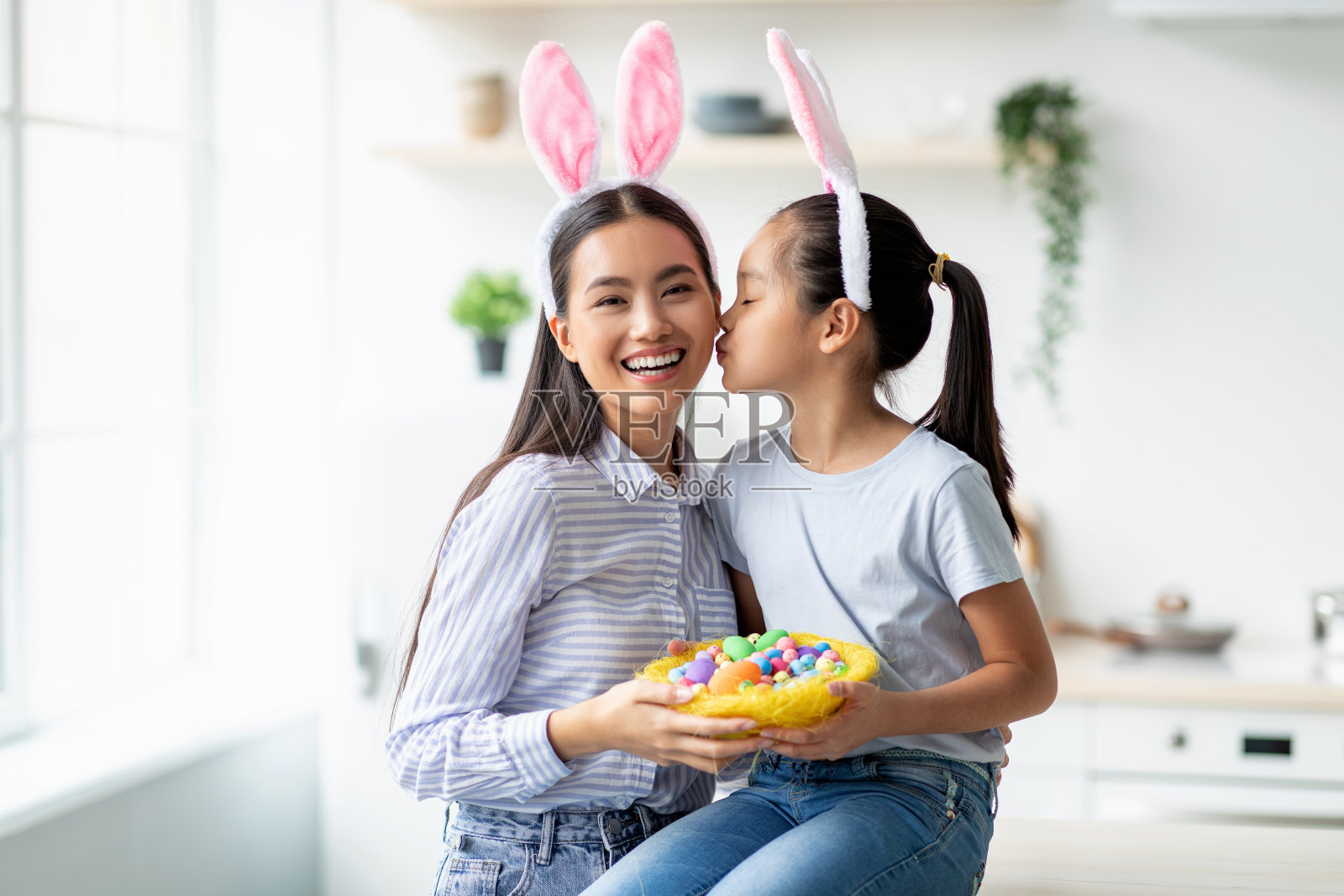 节日和庆祝概念。可爱的亚洲女孩和女人戴着兔子兔耳朵在复活节，复制空间照片摄影图片