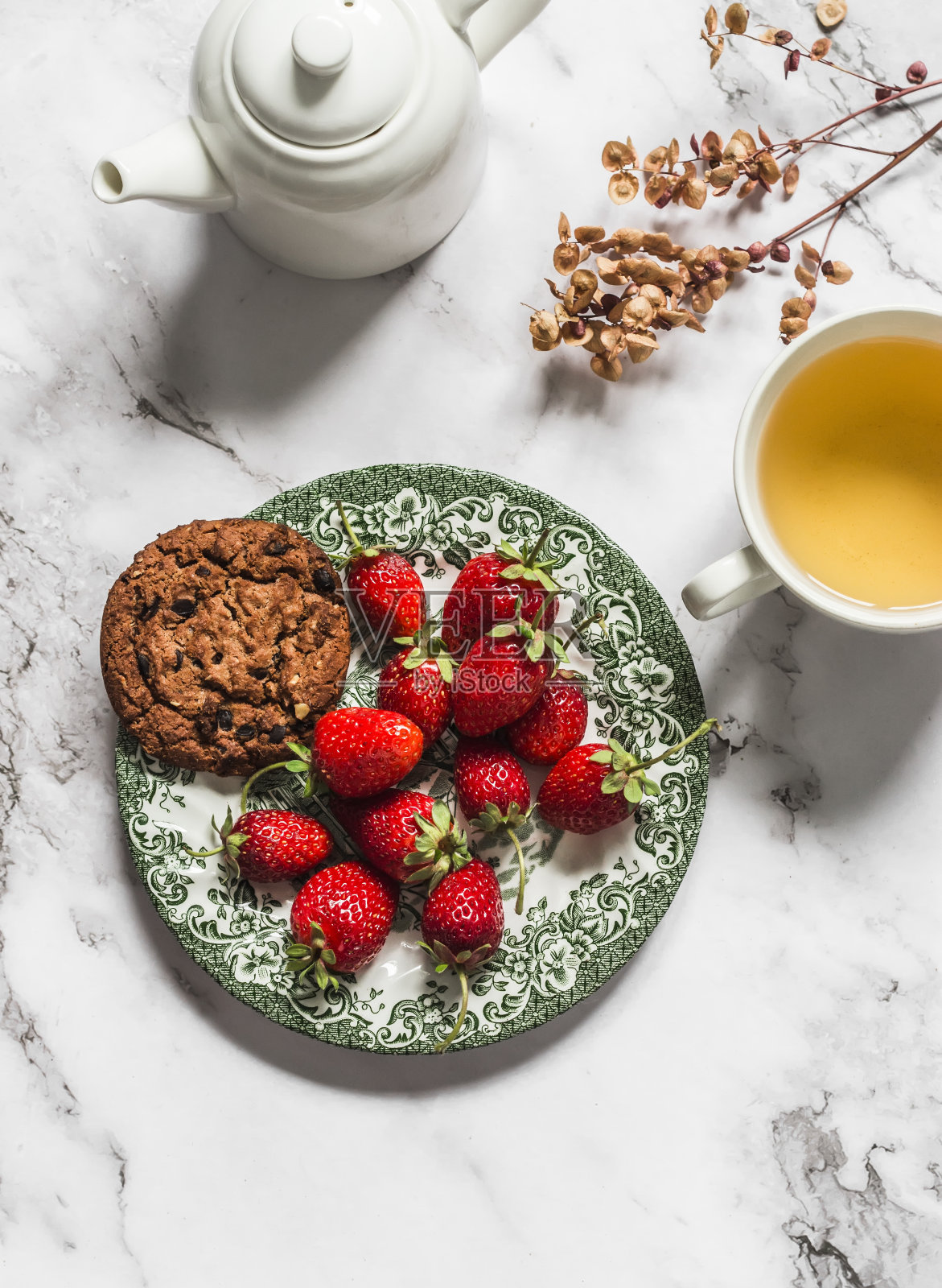 绿茶，燕麦饼干巧克力和草莓大理石背景，俯视图照片摄影图片