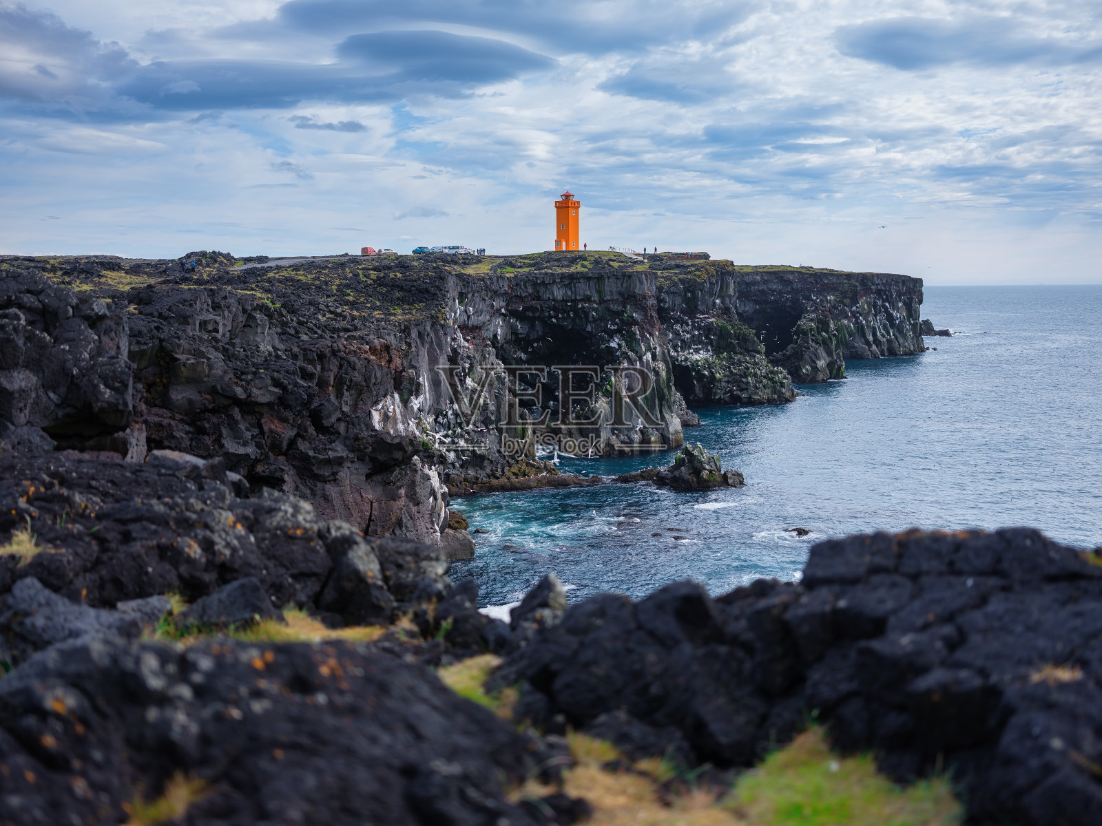 冰岛岩石上的灯塔。白天有高高的岩石和灯塔。照片摄影图片