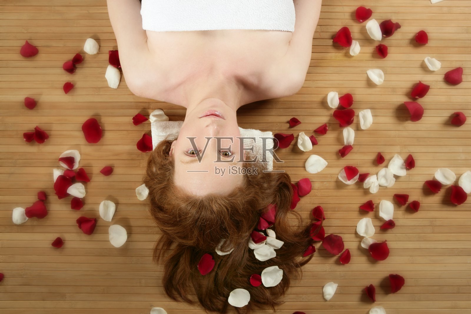 红发美女，头发上有玫瑰花瓣照片摄影图片