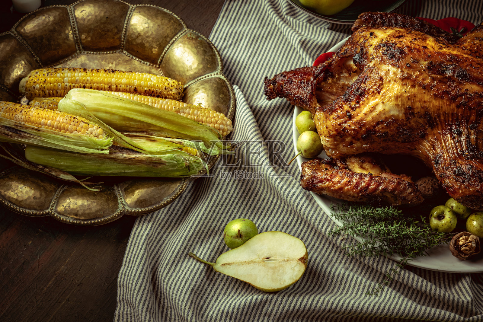 用烤火鸡和季节性的传统蔬菜来装饰节日餐桌。感恩节，国家传统照片摄影图片