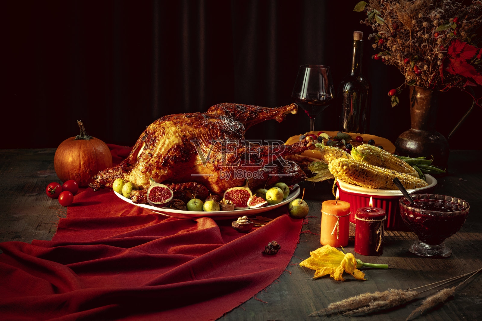 贺卡设计有烤火鸡、鸡肉和秋天的传统蔬菜。无花果、南瓜。感恩节照片摄影图片