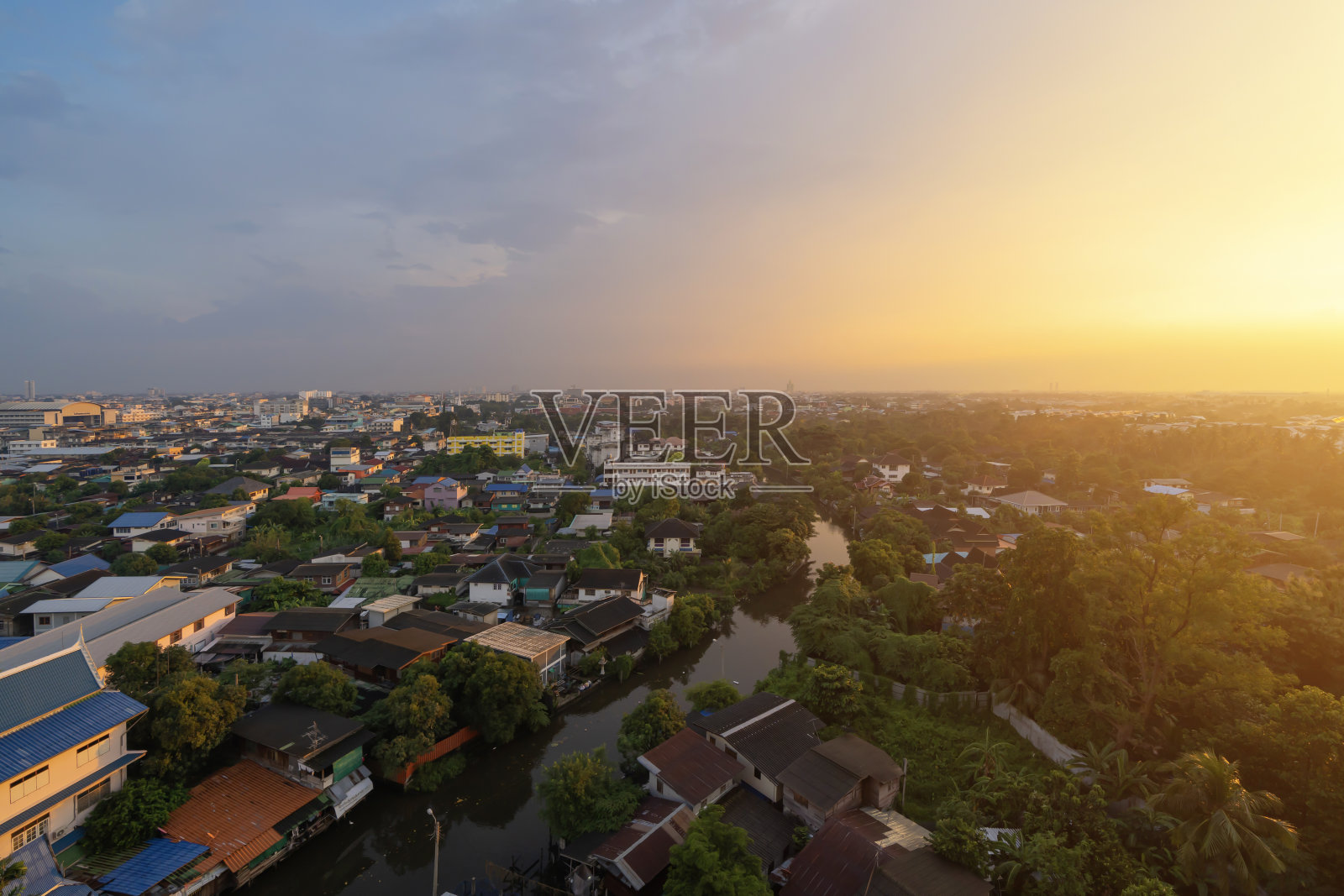 鸟瞰图的住宅与自然树木，泰国曼谷市乌塔迦特区，亚洲城市。住宅，日落时的建筑物。照片摄影图片