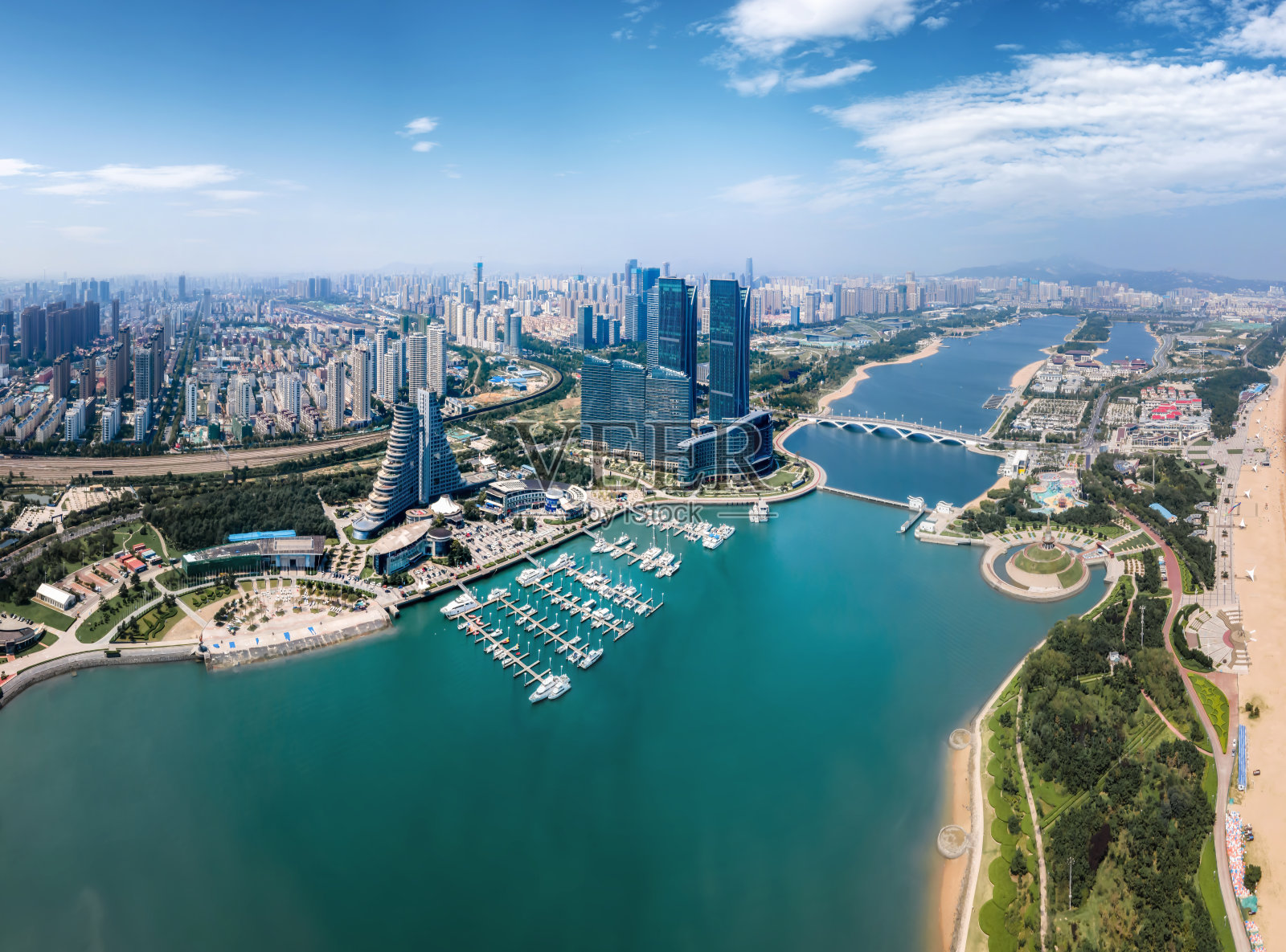 航拍中国日照城市建筑天际线照片摄影图片