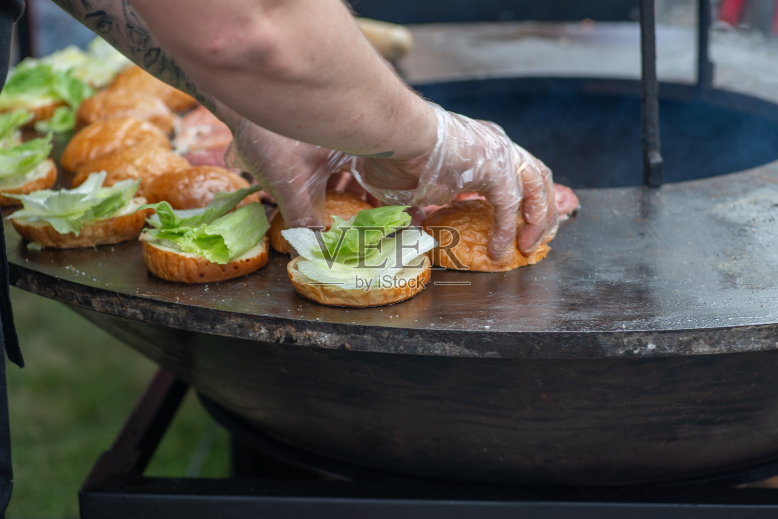汉堡面包和肉饼在户外烧烤。汉堡烧烤照片摄影图片