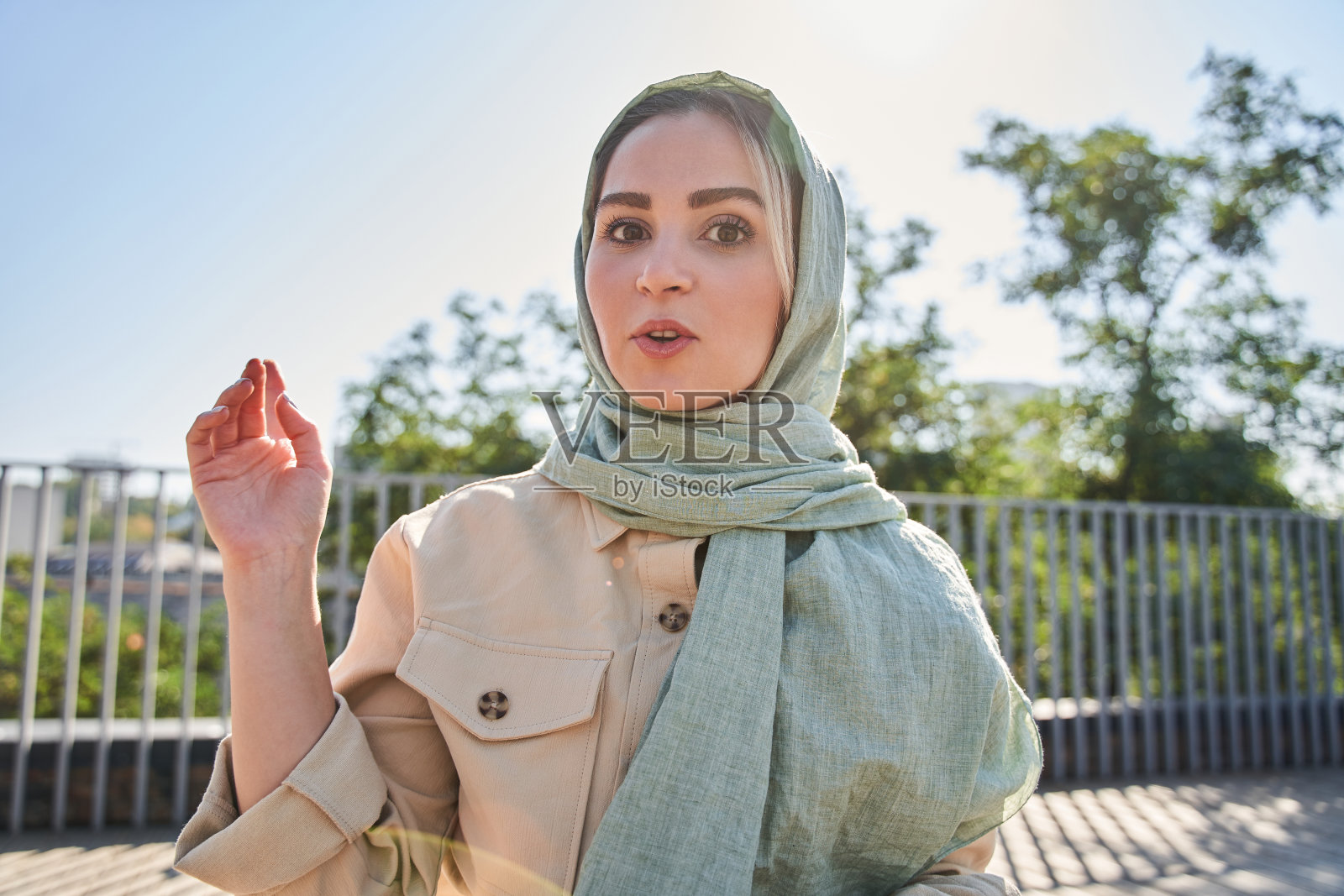 一个信仰伊斯兰教的自信女人，用手势向她的订阅者呼吁照片摄影图片