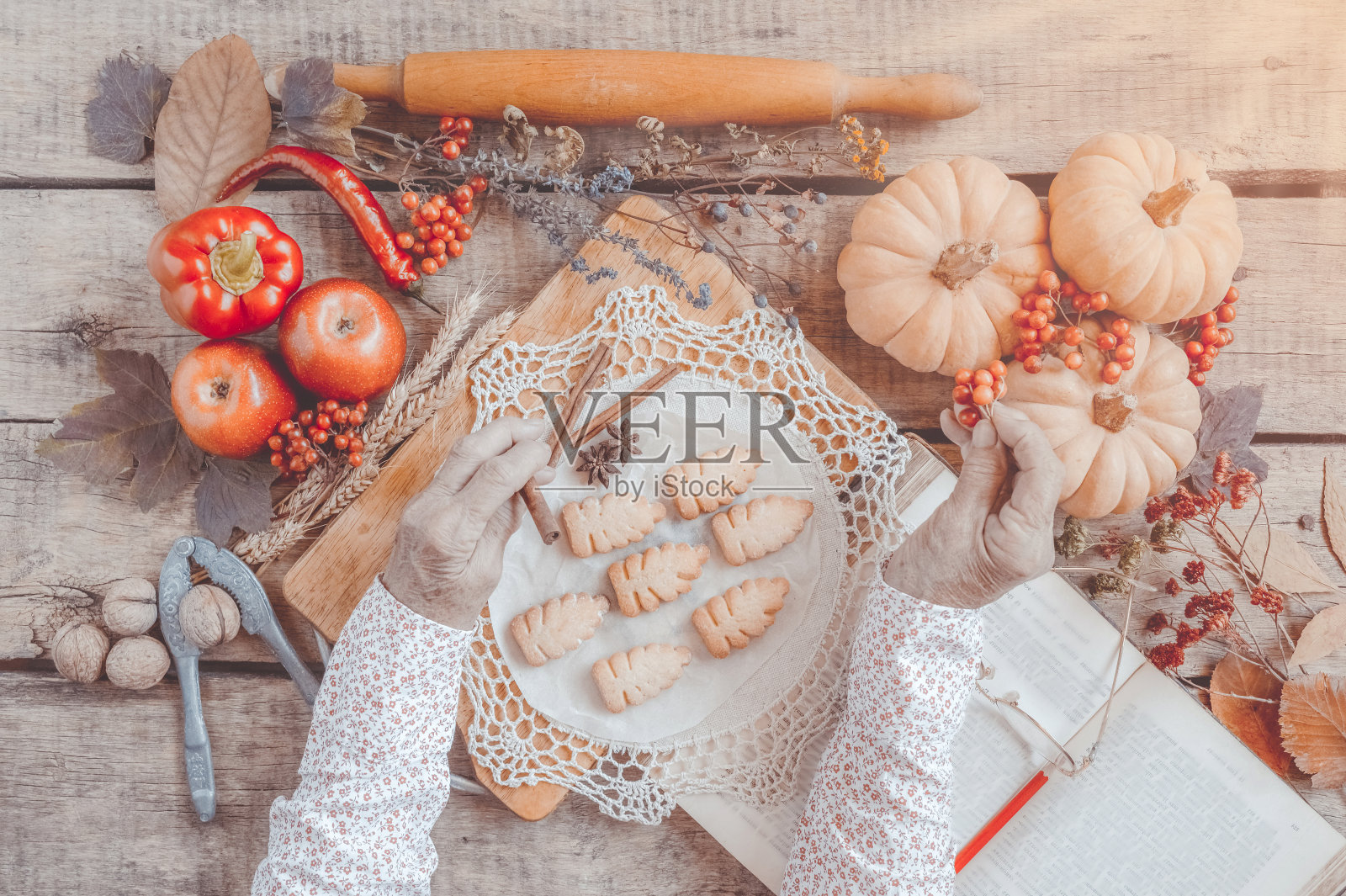 秋天的背景，感恩节的食物，老年妇女的双手。照片摄影图片