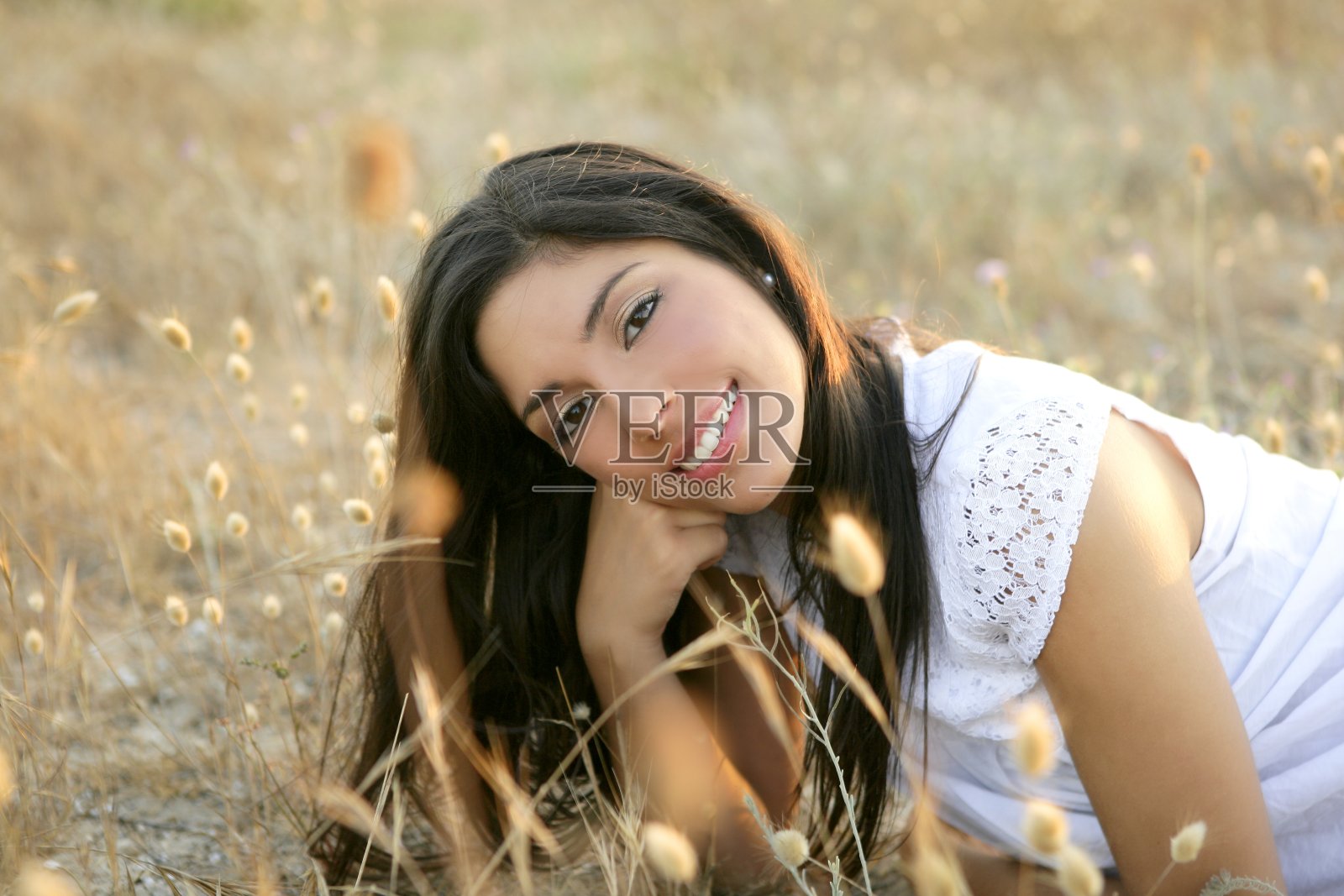 美丽的印第安黑发女郎在金色的田野里照片摄影图片