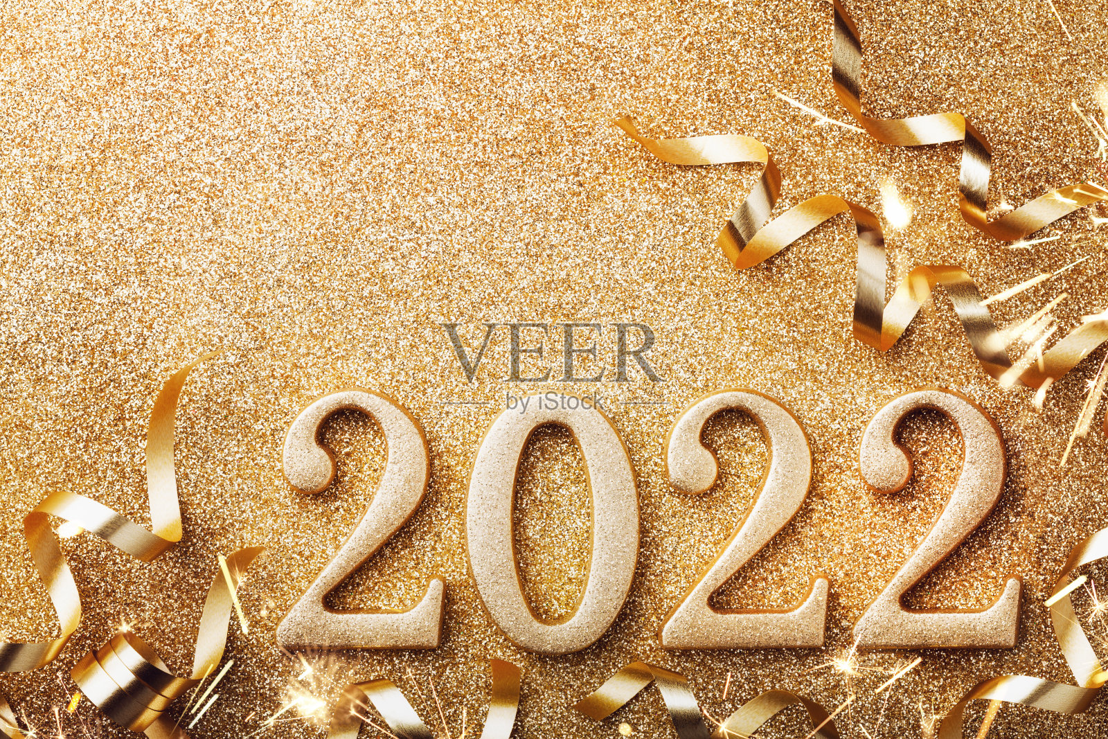 新年庆祝和节日背景与黄金数字2022，彩带和圣诞节装饰顶部视图。照片摄影图片