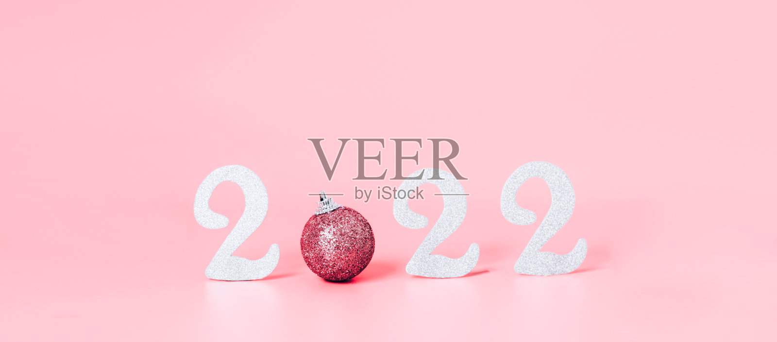 节日数字组成2022年新年玩具粉色粉彩背景。2022年新年，横幅贺卡布局照片摄影图片