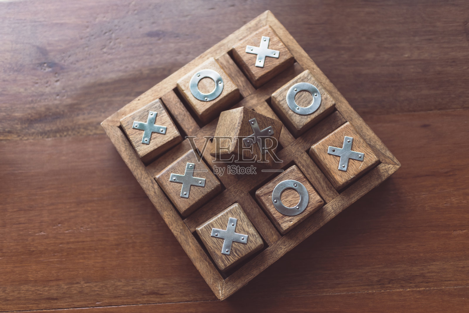 复古的Tac Toe木制棋盘游戏在木制桌面与选择性聚焦照片摄影图片
