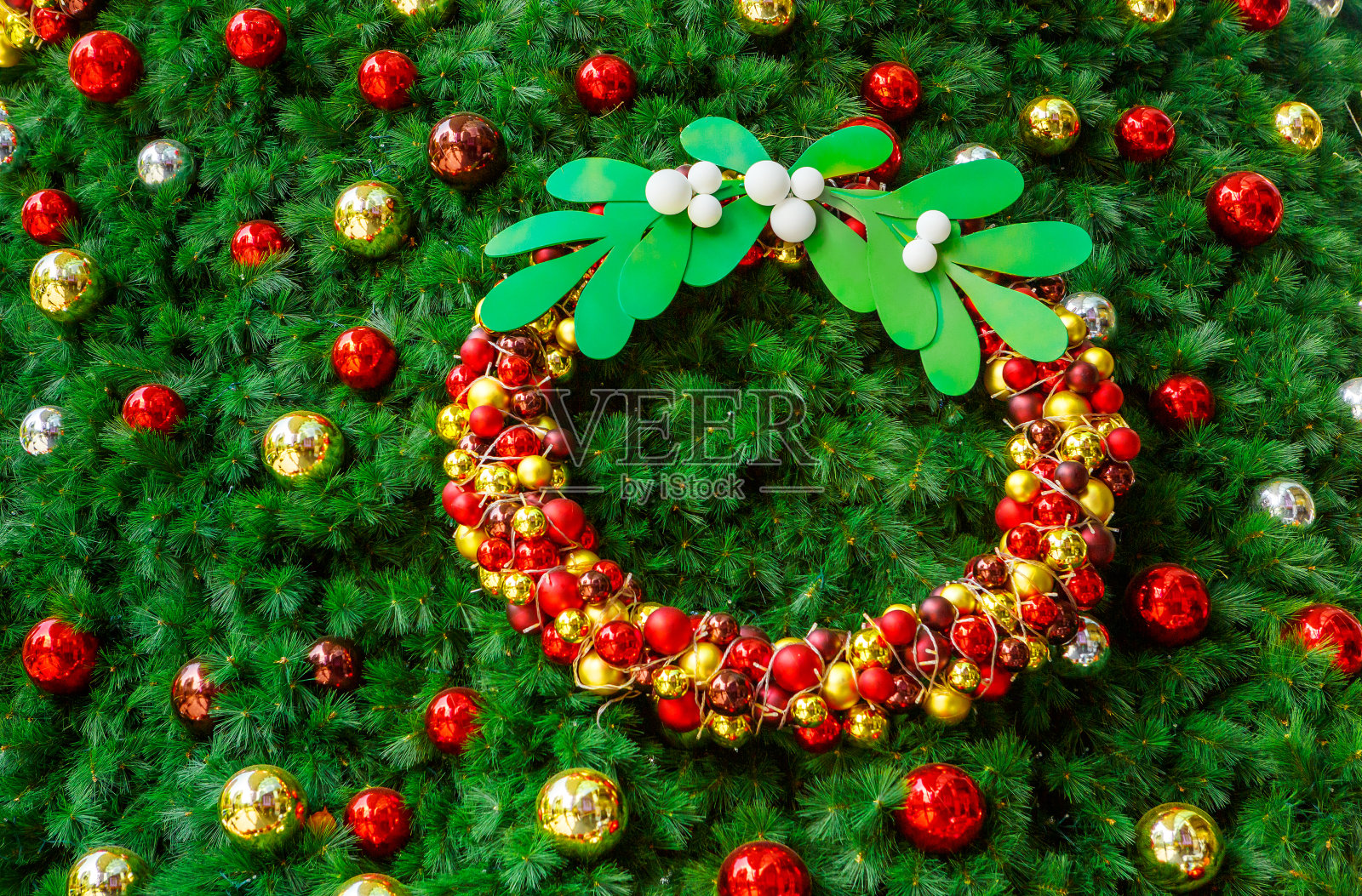用红色和金色的圣诞球装饰的圣诞树。新年，喜庆的背景照片摄影图片