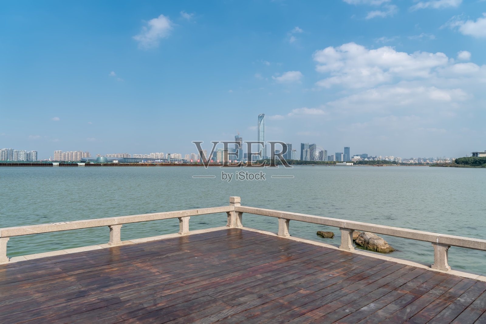 苏州金鸡湖畔的现代建筑天际线照片摄影图片