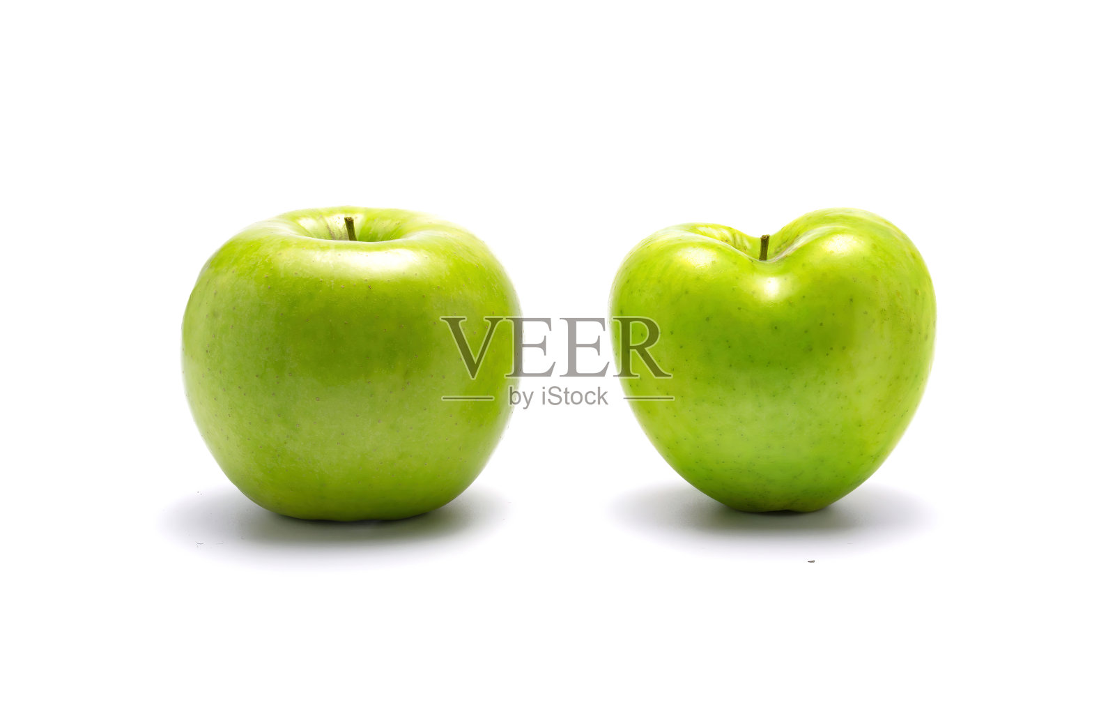 两个青苹果，一个心形。照片摄影图片