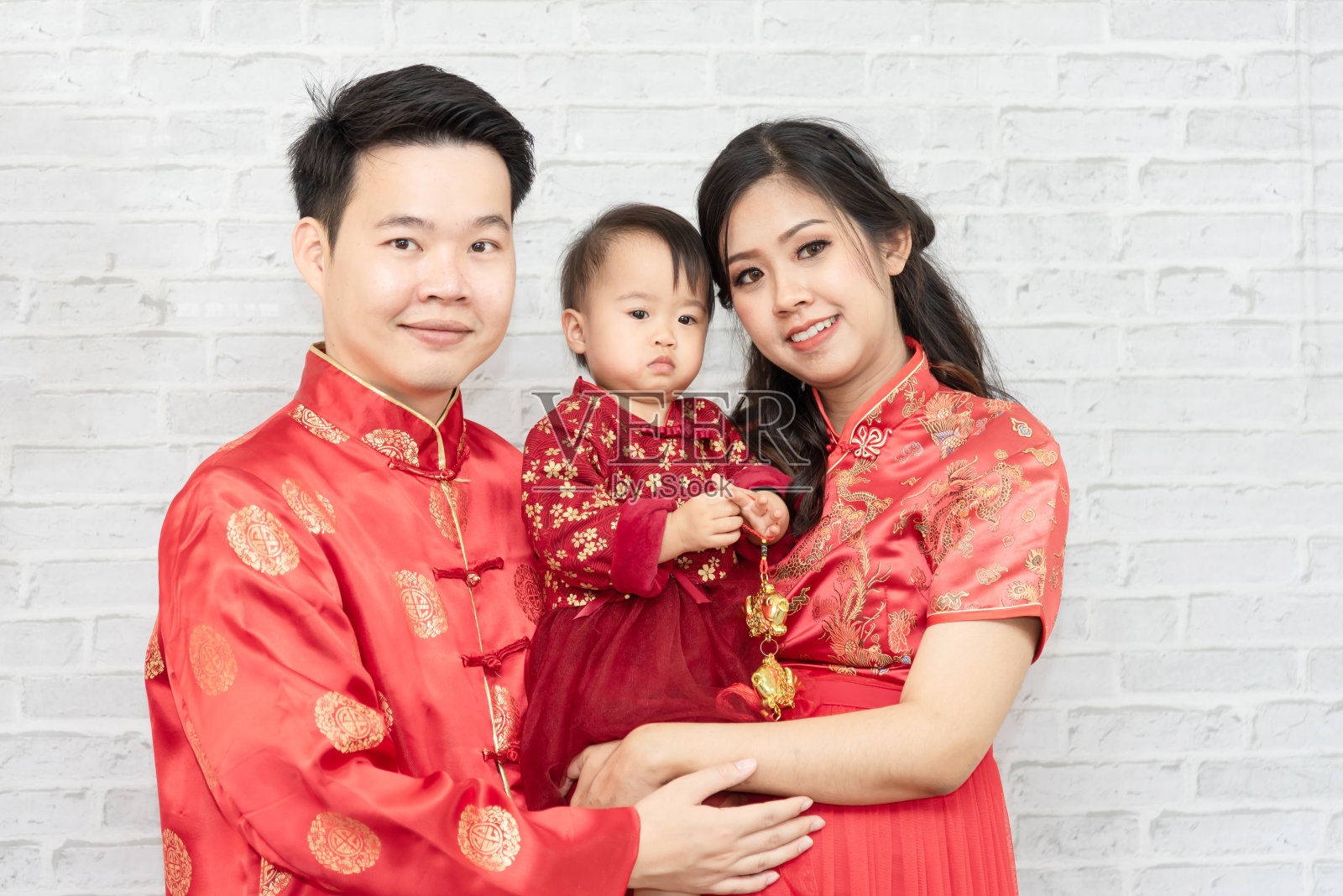 亚洲家庭，父亲，母亲和孩子穿着红色的衣服庆祝中国新年照片摄影图片