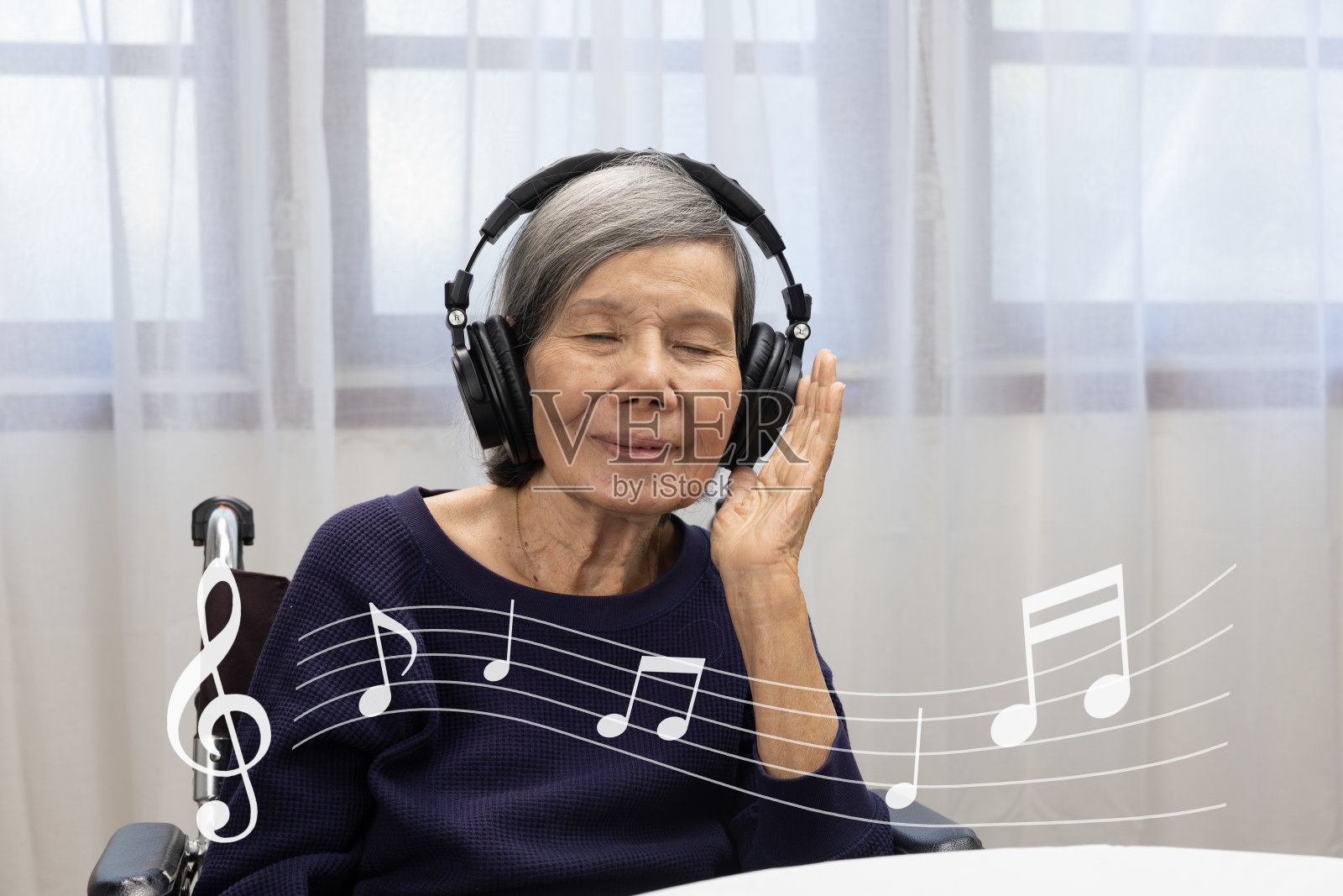 音乐疗法在老年妇女痴呆治疗中的应用。照片摄影图片