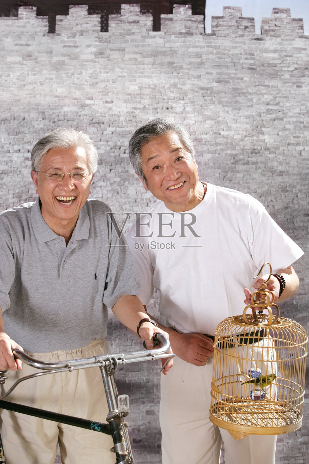 two oriental senior adults talking under the traditional structure.照片摄影图片