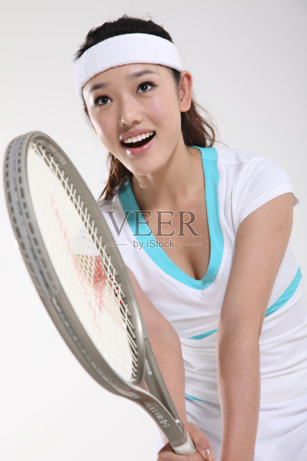 东方青年女子打网球照片摄影图片