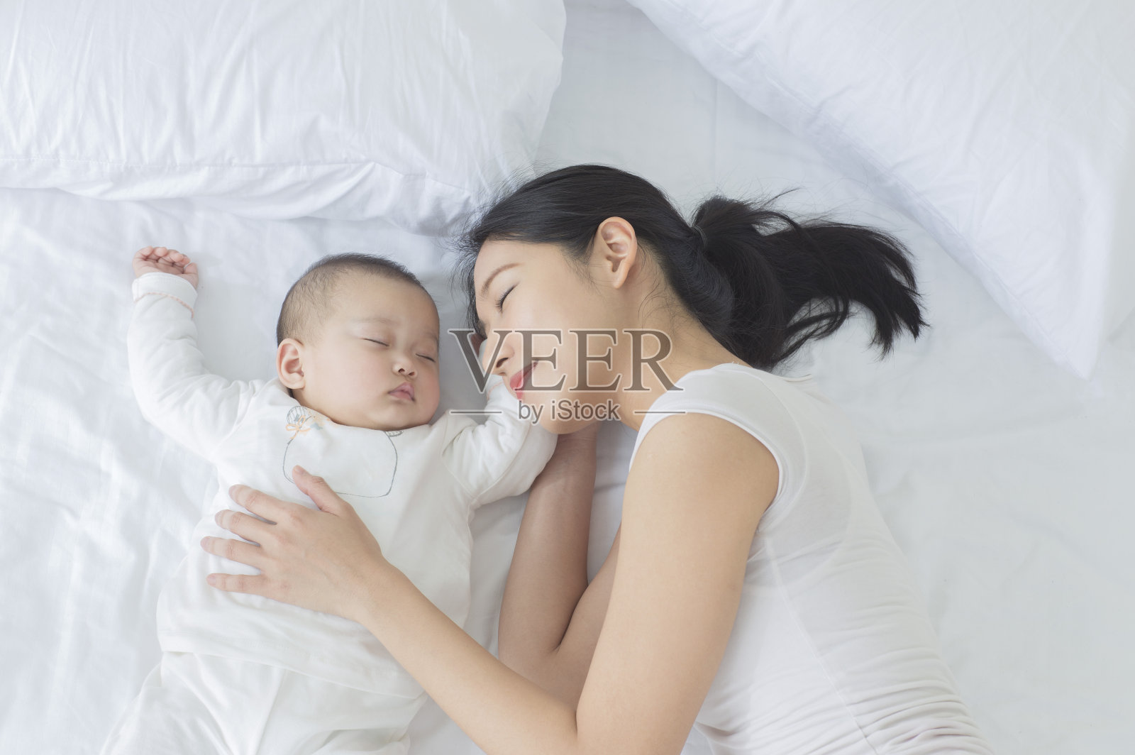 年轻妈妈与宝宝在睡觉照片摄影图片