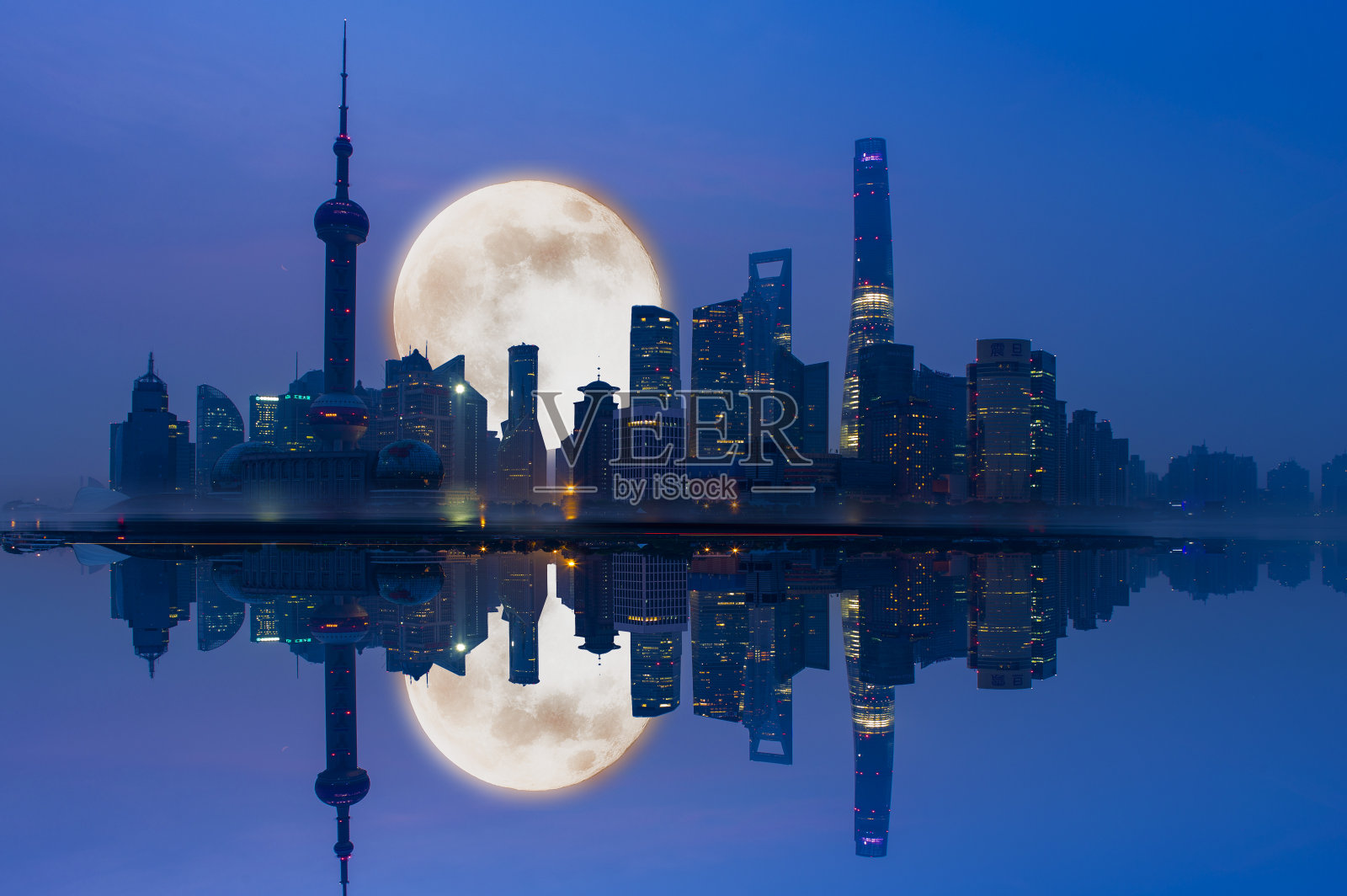 中秋节的夜晚繁华的外滩天空上挂着一轮明月照片摄影图片