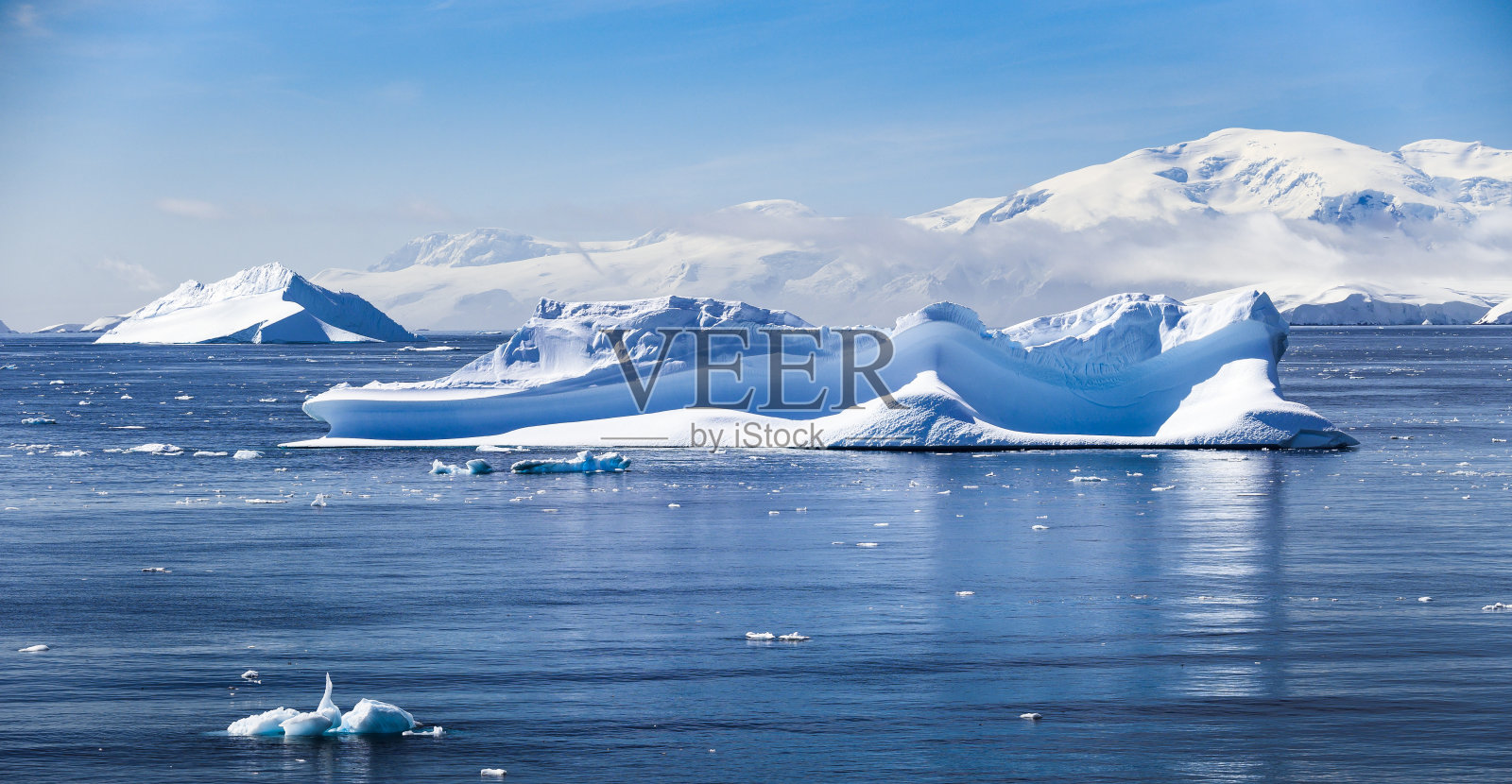 南极洲富尼耶湾的冰山照片摄影图片