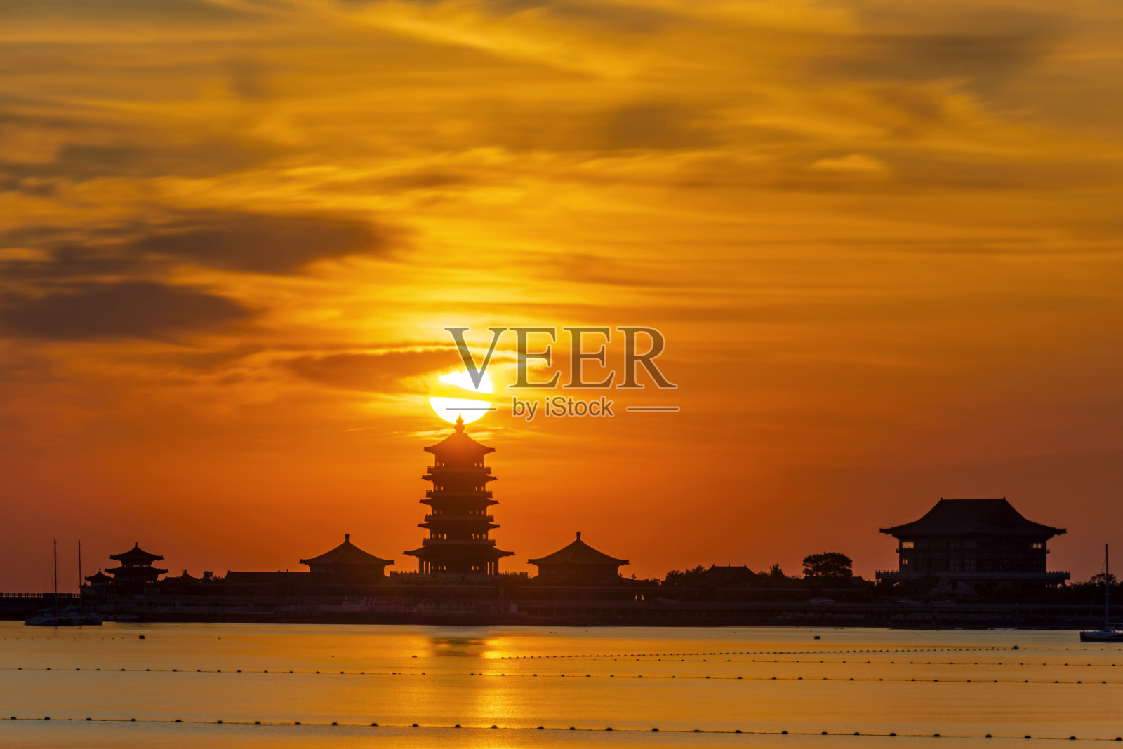 中国山东烟台蓬莱海上日出风光照片摄影图片