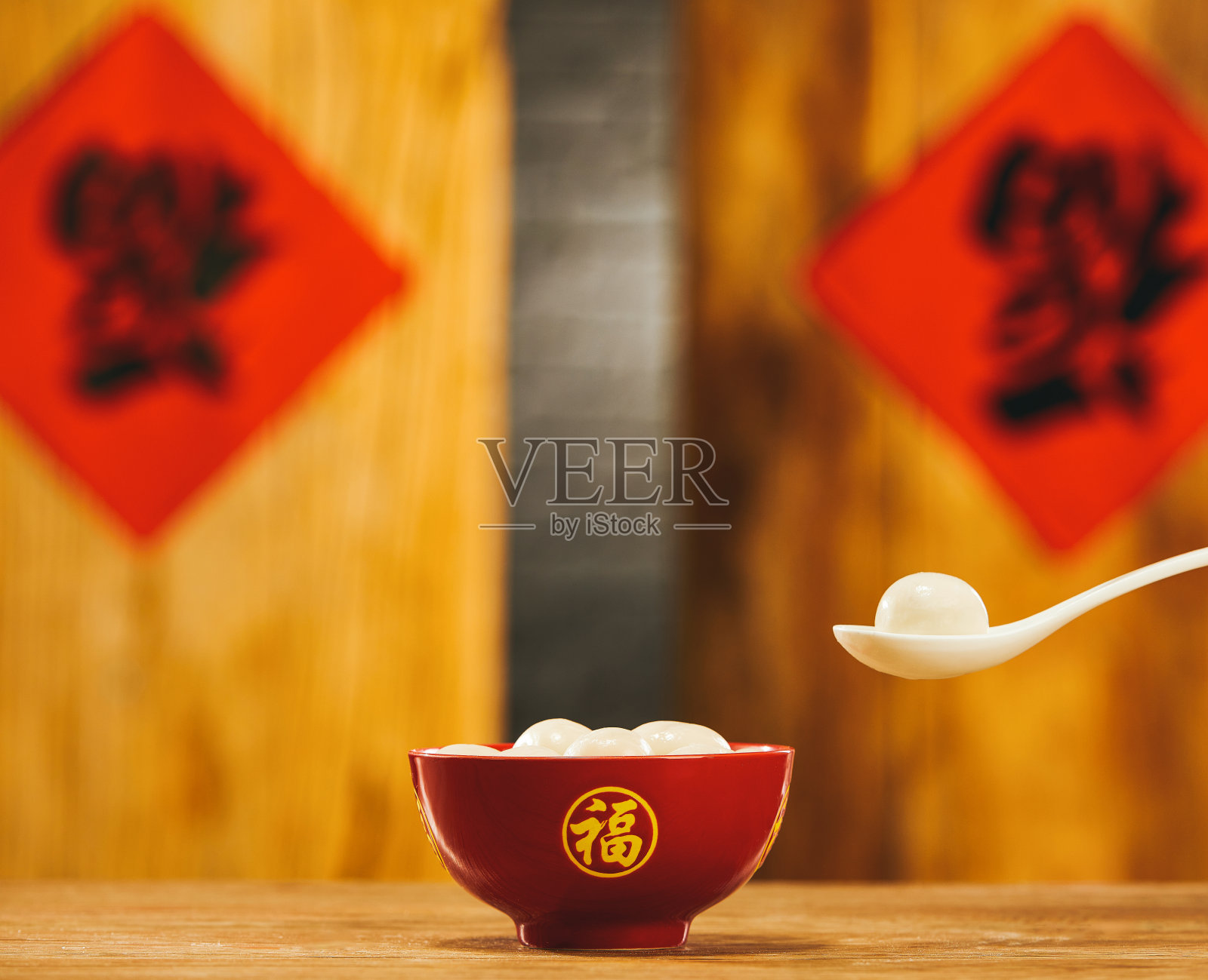 红碗胶布丁的选择焦点-中国新年概念照片摄影图片