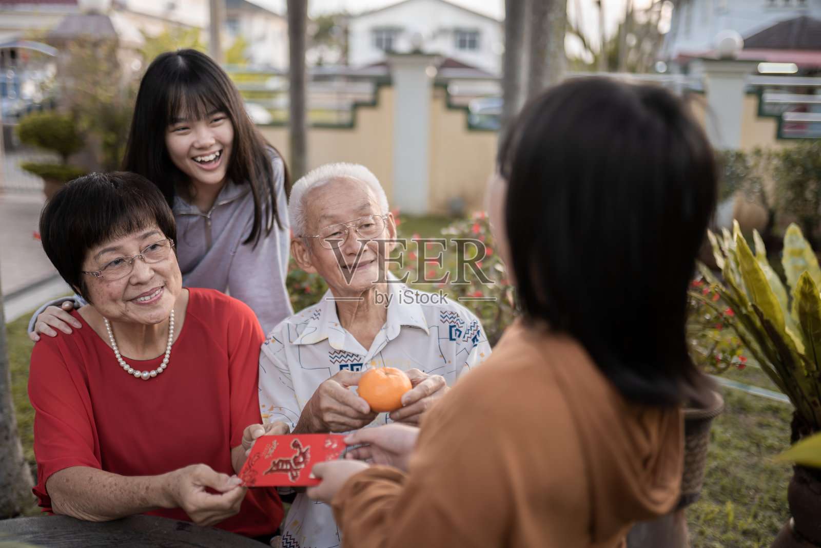 亚洲的祖父母在中国新年给孙子们发红包照片摄影图片