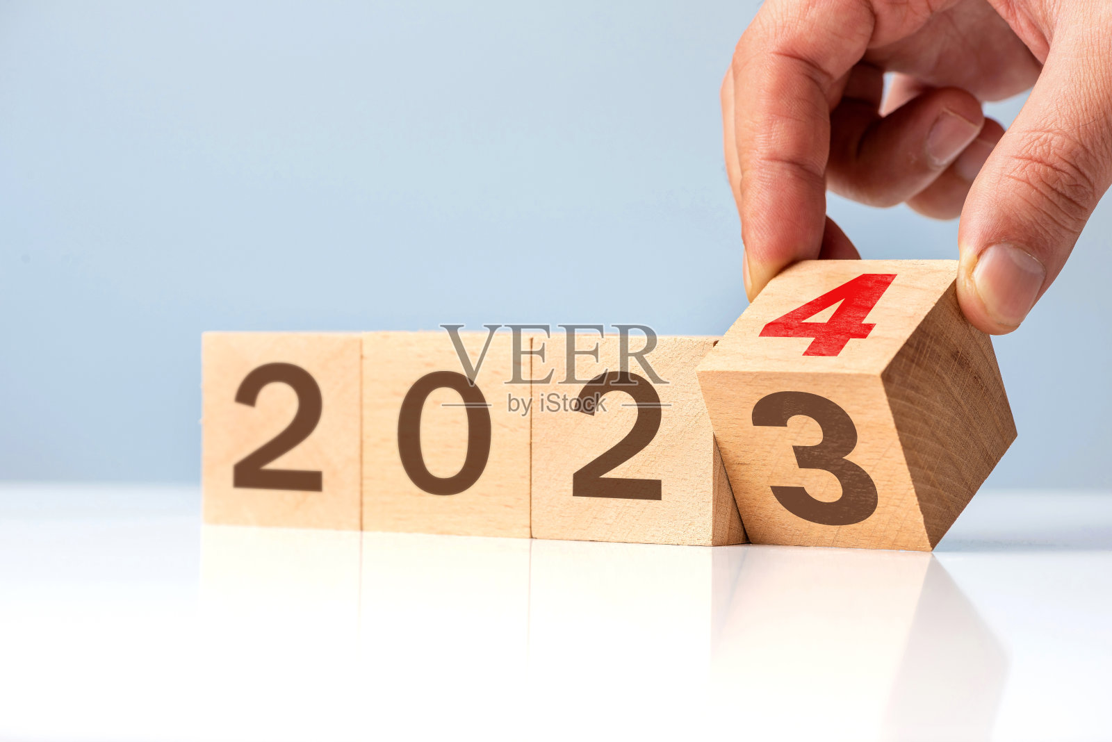 新年概念。木块的变化年2023年至2024年照片摄影图片