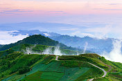 泰国黎明时分，通往迷雾山顶的路图片素材