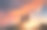 日落时分，山顶上一个男子向女友求婚的剪影。色彩斑斓的天空映衬着恋人的剪影。夫妇。人的关系。一些旅行素材图片
