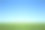 郁郁葱葱的绿草和凉爽的蓝天背景自然田野素材图片