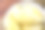 黄色榴莲在白色的盘子在木桌的背景。素材图片