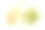绿色小豆蔻种子和粉末在一个木勺孤立在白色的背景。前视图。击倒在地素材图片