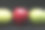 三个绿色和红色的苹果在黑色的背景上排成一排的特写素材图片
