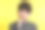 一幅以黄色背景为背景的年轻男子的画室肖像。素材图片